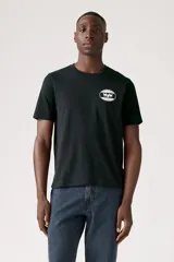 Remera negra de algodón con cuello redondo y manga corta. Estampado ovalado en el pecho con el logo de Levi's.