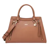 Cartera Guess modelo Wrenley color marrón, con doble asa de mano y correa bandolera ajustable y extraíble. Tiene cierre superior, bolsillos laterales con cremallera y charm colgante con el logo de la marca.