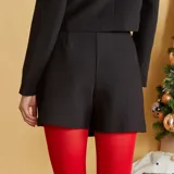 Falda pantalón negra con corte cruzado y cierre con botones brillantes. Incluye blazer corto haciendo juego.