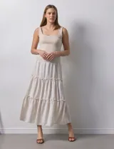 Falda midi a rayas verticales celestes y blancas, con pretina ancha elastizada en punto smock y volados en los cortes.