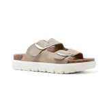 Sandalias de cuero color beige con plataforma blanca y hebillas metálicas plateadas.