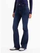 Jean oxford azul de tiro medio/alto, confeccionado en denim elastizado. Se ajusta en cadera y muslos, abriéndose suavemente hacia el ruedo. Presenta una costura tipo nervadura en la pierna delantera.
