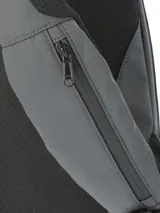 Bandolera RKF gris de poliéster reciclado repelente al agua, con múltiples bolsillos y compartimentos, forro interior 100% poliéster reciclado, correa removible y ajustable y llavero mosquetón.