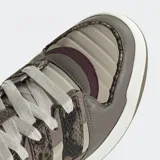 Championes Adidas Forum 2000 color gris, beige y marrón con estampado de piel de serpiente en las tres tiras laterales.