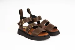 Sandalias de cuero marrón con plataforma y hebillas doradas.