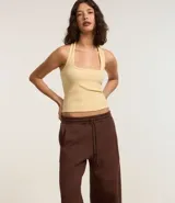 Pantalón de algodón color marrón, modelo barrel con cintura elástica, cordón para ajuste en la cintura y forro de polar.