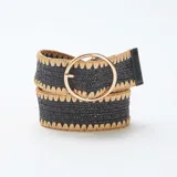 Cinturón ancho de cuerda trenzada color negro con bordes en color natural y hebilla circular dorada.