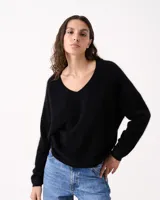 Sweater negro de cashmere, con escote en V y diseño holgado.