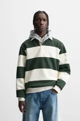 Sudadera tipo polo con cuello clásico, manga larga y diseño a rayas horizontales en color verde oscuro y crudo.