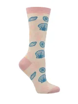 Par de calcetines largos de bambú con diseños asimétricos. Uno color crema con estampado de conchas en tonos celeste y rosa, y otro color celeste con estampado de ondas en blanco y rosa.