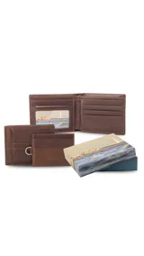 Billetera de cuero color marrón con costuras a la vista. Incluye un tarjetero extraíble con visor, doble compartimento para billetes, tarjeteros y bolsillos.