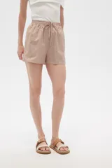Short de viscosa a rayas verticales azules y blancas, con cintura elastizada y cordón ajustable.