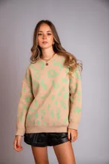 Sweater de punto color crudo con estampado animal print marrón.