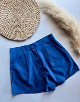Short azul con corte clásico y detalles de bolsillo.