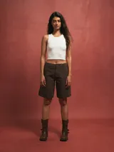Short de jean celeste con efecto lavado, corte recto y largo hasta la rodilla.