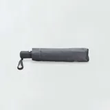 Paraguas plegable negro, fácil de transportar y resistente al viento.
