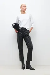 Sweatshirt blanca con botones en las mangas y corte clásico.