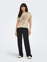 Camiseta color beige con estampado de flores y la palabra "Improve" en la parte superior.