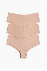 Pack de tres bombachas tipo hipster color piel, de microfibra con cintura baja en forma de V, refuerzo interior y cobertura trasera recortada. Bordes cortados con láser para una sensación cómoda y sin costuras contra la piel y una visibilidad mínima debajo de la ropa.