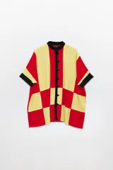 Camisola amplia tipo vestido, colorblock en amarillo y rojo. Cuello mao, abotonada adelante y mangas cortas con puños negros.