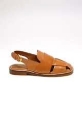 Sandalias de cuero color marrón claro con diseño de tiras entretejidas, talón descubierto y cierre con hebilla ajustable en el tobillo.