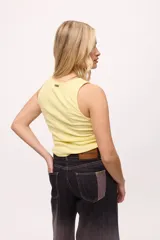 Musculosa marrón de lycra y algodón, con logo bordado en color amarillo.