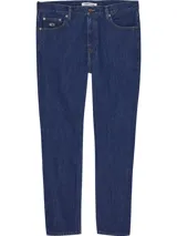 Jeans de corte recto, color azul oscuro, con cinco bolsillos y logo de la marca en el bolsillo trasero.