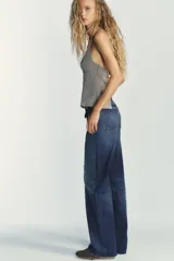 Pantalón de jean azul de corte wide leg, tiro alto y largo hasta el tobillo.