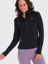 Chaqueta deportiva negra de tela suave con cierre frontal, bolsillos laterales con cierre y orificios para los pulgares en los puños.