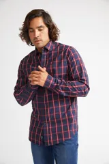 Camisa de hombre a cuadros color beige y azul marino, de corte slim fit, con mangas largas, cartera abotonada y logo bordado en el pecho. Confeccionada en algodón.