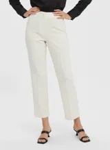 Pantalón de vestir de tiro alto, corte recto y largo al tobillo, color blanco roto (birch). Presenta pinzas frontales y un acabado liso.