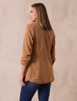 Blazer blanco en crepe, marca Dictionary. Cuello con solapa y abertura central. Delantera con bolsillos. Manga ¾ fruncida y forro interno.