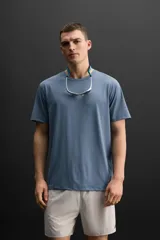 Camiseta deportiva marrón de tejido técnico ligero y elástico con estructura. Cuello redondo, manga corta, costuras planas y logo estampado.