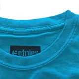 Remera color mostaza con logo de la marca Etnies estampado en el pecho.