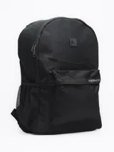 Mochila con estampado tie-dye en tonos grises y blancos, con bolsillo frontal con cierre y logo "Forum Active" estampado. Incluye bolsillo lateral de red para botella.