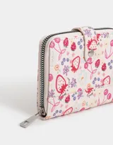 Billetera de cuerina color blanco con estampado de cerezas, frutillas y flores. Tiene cierre circundante y solapa con broche a presión. Cuenta con compartimentos para tarjetas y billetes.