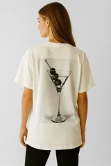 Remera negra de algodón con estampa frontal con la frase "More Glitter" en color rosa.