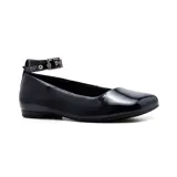 Zapato de cuero negro con pulsera al tobillo y taco bajo.
