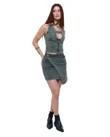 Minifalda asimétrica de denim color gris con efecto lavado. Presenta un frente cruzado tipo pareo con ruedo diagonal y aplique de caballo en níquel en la cintura.