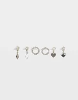 Set de tres pares de aros dorados con strass. Incluye un par de aros pasantes con forma circular, un par con dije de rombo y un par con dije de corazón.