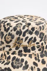Gorro tipo bucket con estampado animal print de leopardo en tonos beige y negro.
