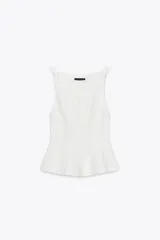Top blanco de cuello barco y sin mangas, con detalle de lazos en los hombros y bajo peplum.