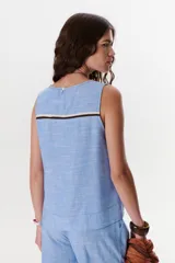 Musculosa celeste de lino con cuello redondo y corte recto.