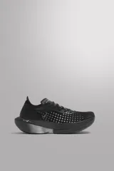Zapatilla deportiva para correr largas distancias Zara Athleticz. Parte superior de tejido de punto transpirable, suela de TPE-A con placa de carbono interna y plantilla OrthoLite® extraíble.