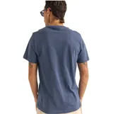 Remera azul de manga corta con cuello redondo y estampado pequeño en el pecho con el logo de la marca Rhythm Livin.
