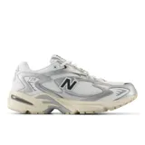 Championes New Balance modelo ML725, color blanco y plateado, con logo "N" en negro.