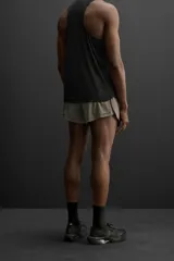 Shorts de running color verde oliva confeccionados en tejido técnico ligero y elástico con forro interior. Cintura elástica ajustable con cordón interior, bolsillo multifunción en la malla interior, bajo con corte al láser y logo estampado en la pernera.