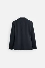 Blazer slim fit color verde oliva confeccionada en tejido con viscosa. Cuello con solapas de muesca, manga larga acabada en puño con detalle de botones, bolsillo de vivo en pecho y de solapa en cadera. Detalle bolsillo interior, bajo con aberturas en espalda y cierre frontal con botones.