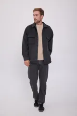 Sobrecamisa de manga larga color gris oscuro, con cierre de botones y bolsillos en el pecho.