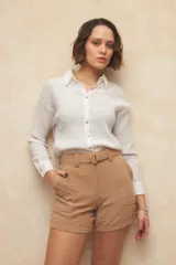 Short negro de tiro alto con cinturón incluido, de tela liviana y bolsillos laterales.